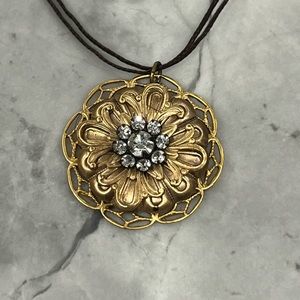 Papyrus Boutique: toggle charm necklace